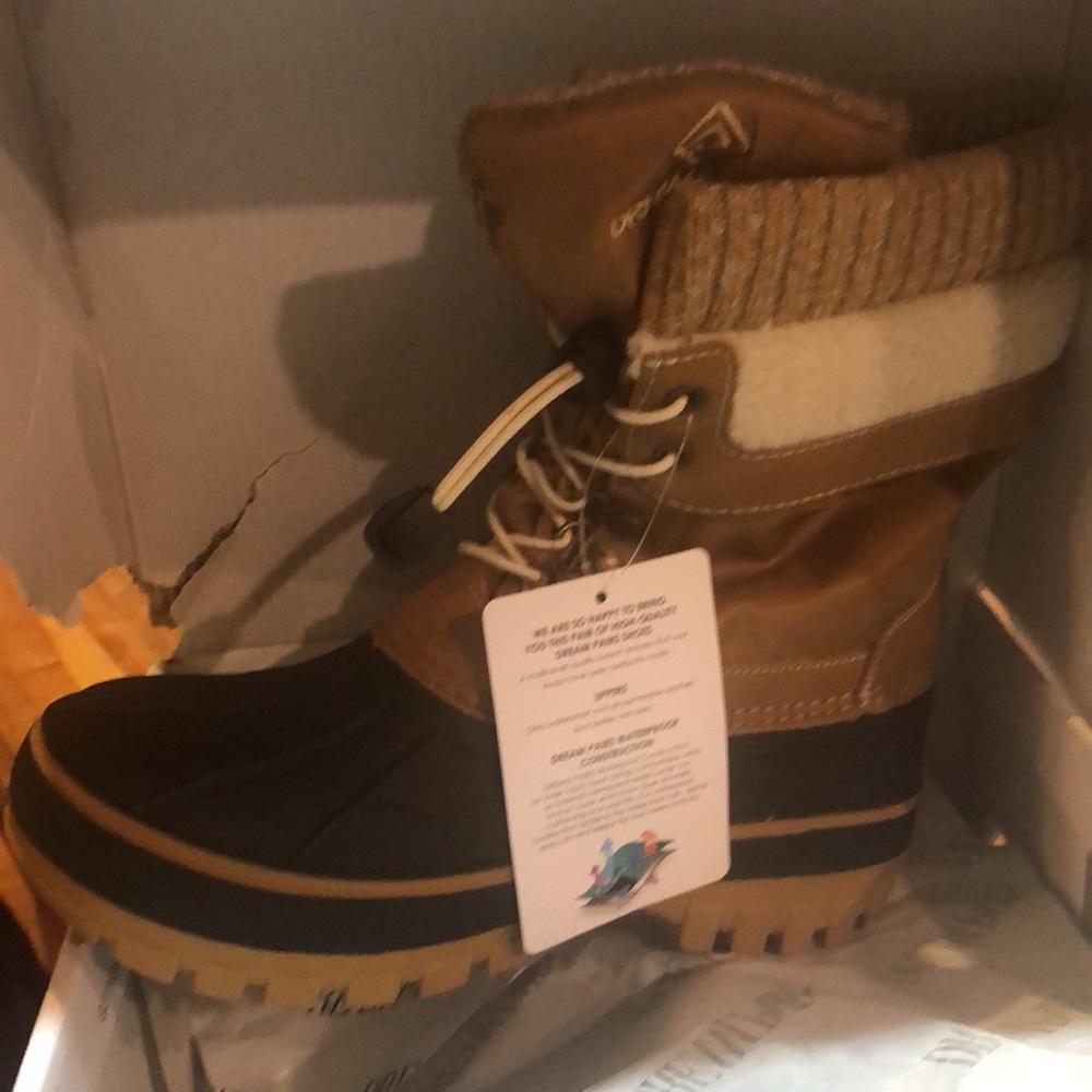Brand new snow boots